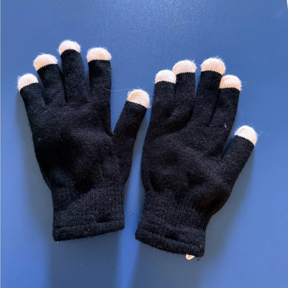 Black and White Knit Gloves